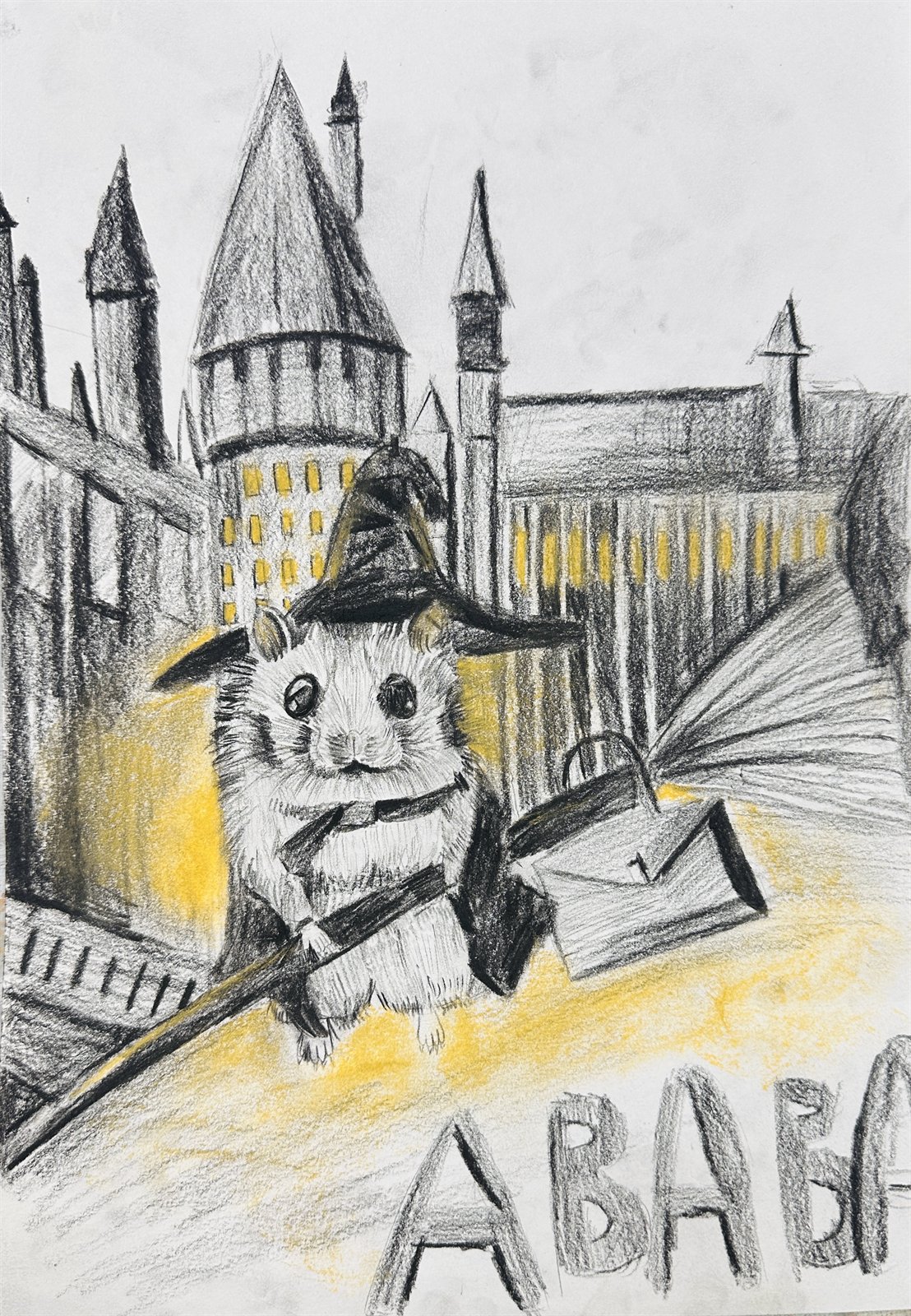 炭笔素描：戴巫师帽的小仓鼠提着书包站在魔法城堡前，窗户透出黄色灯光