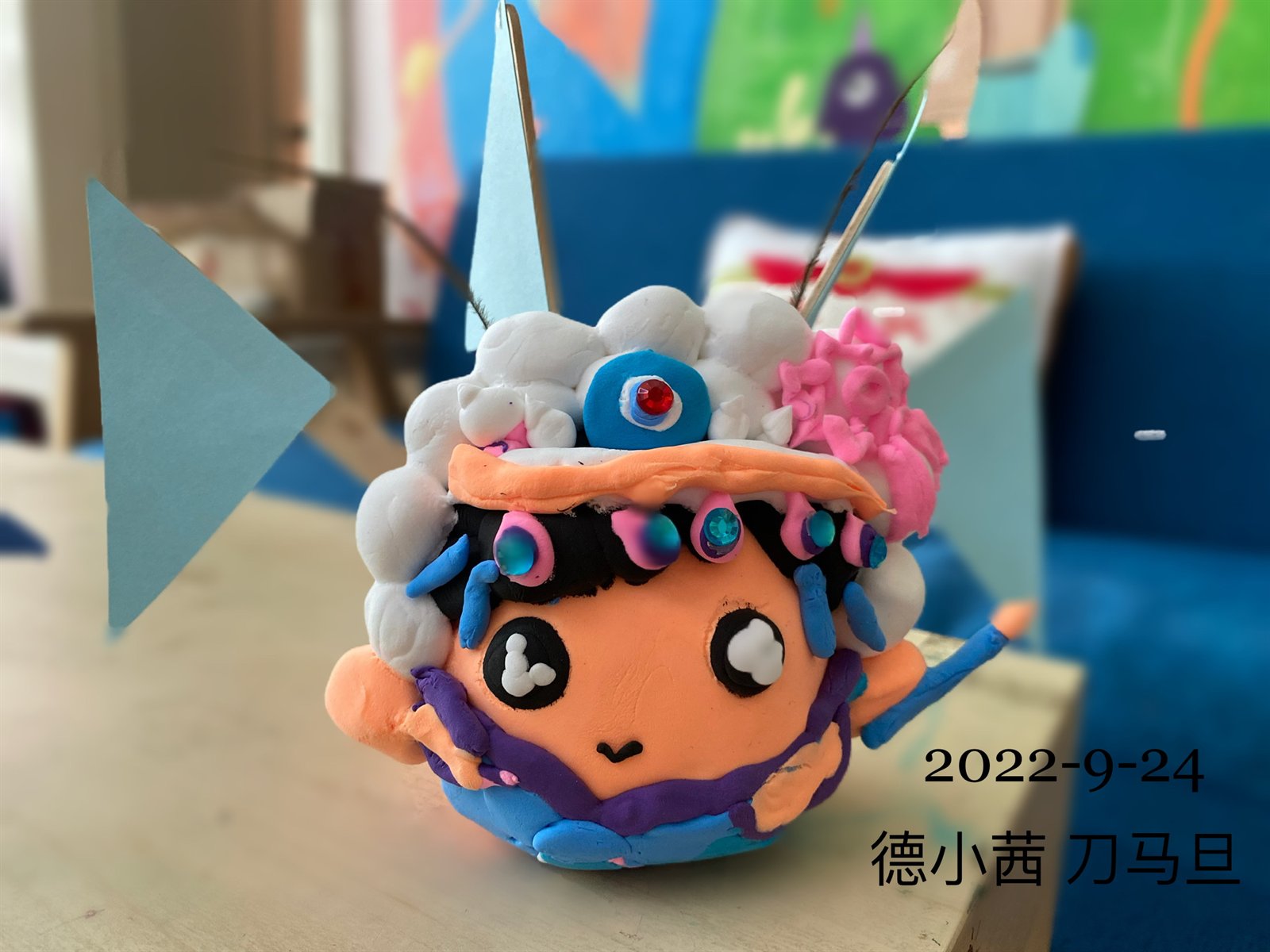 超轻黏土戏曲人物：橙色圆脸的小刀马旦，云朵般的白色盔头上缀着宝石与高高的翎子
