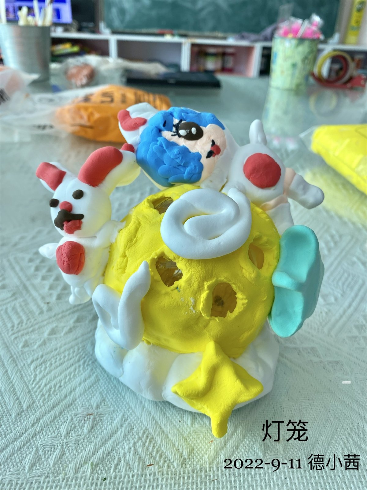 超轻黏土灯笼：黄色镂空圆球上趴着几只红白相间的小兔子